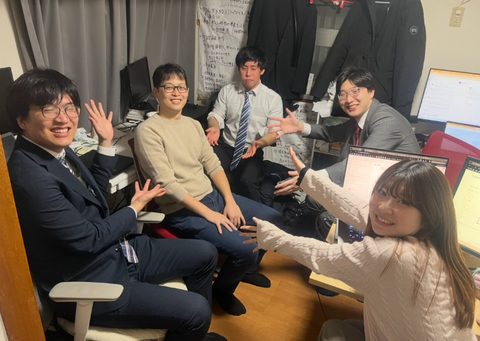 代表と同席して働くインターンの様子