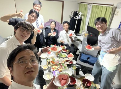 笑締飯会でテーブルを囲むメンバー